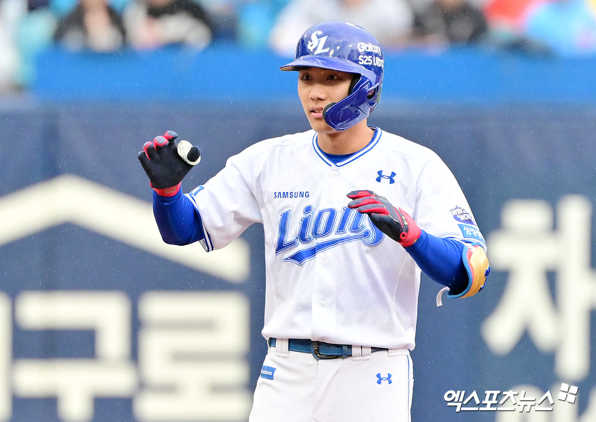삼성 라이온즈 내야수 이재현이 정규시즌 경기에서 안타를 친 뒤 세리머니하고 있다. 엑스포츠뉴스 DB