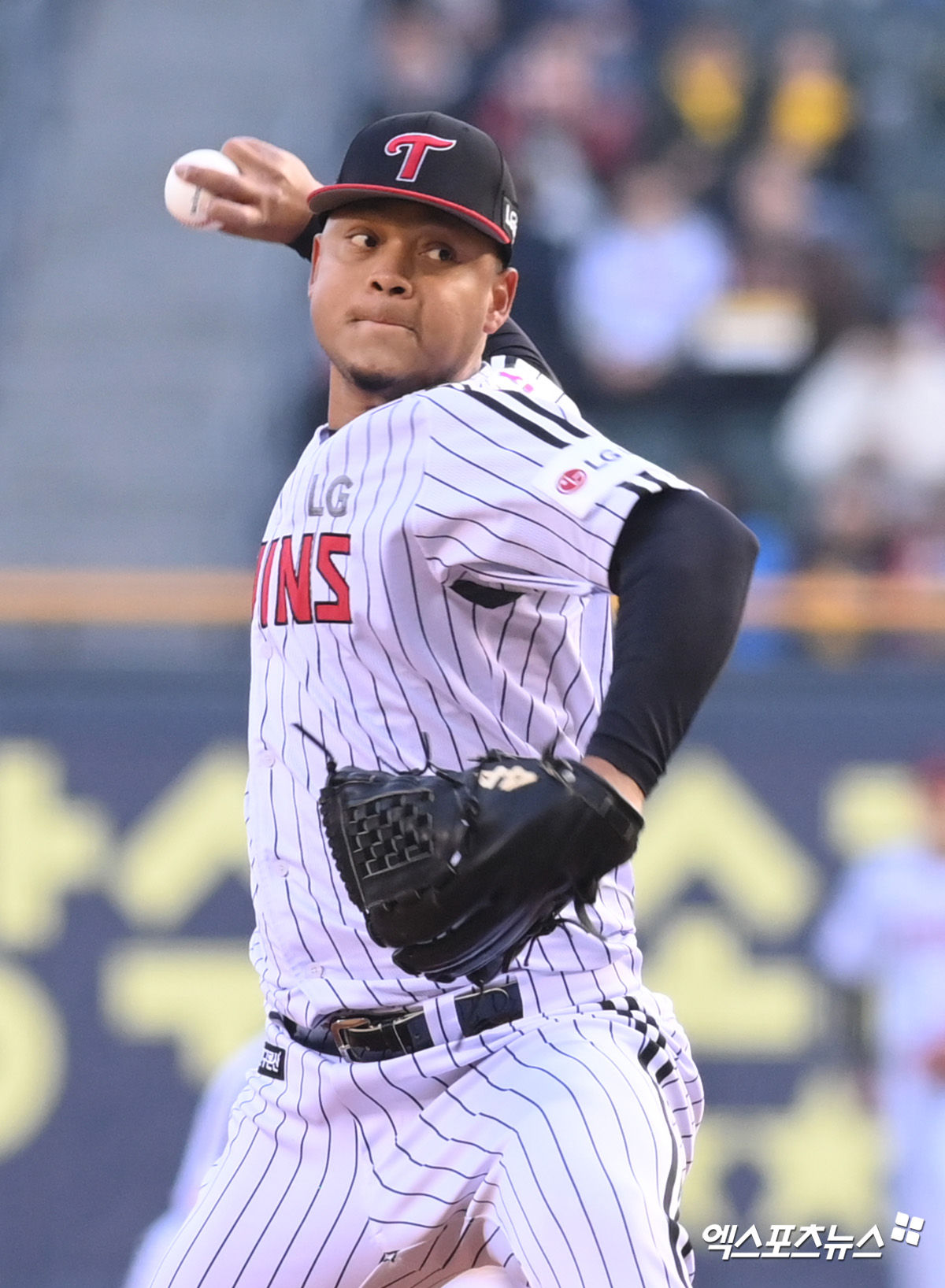 LG 트윈스 선발투수 엘리에이저 에르난데스가 15일 서울 잠실야구장에서 열린 삼성 라이온즈와의 홈경기에 선발 등판해 투구하고 있다. 엑스포츠뉴스 잠실, 고아라 기자