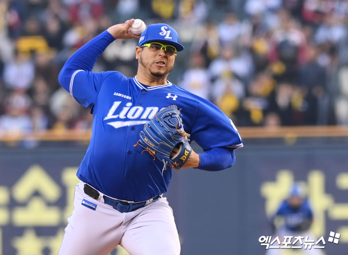삼성 라이온즈 선발투수 아리엘 후라도가 15일 서울 잠실야구장에서 열린 LG 트윈스와의 원정정경기에 선발 등판해 투구하고 있다. 엑스포츠뉴스 잠실, 고아라 기자