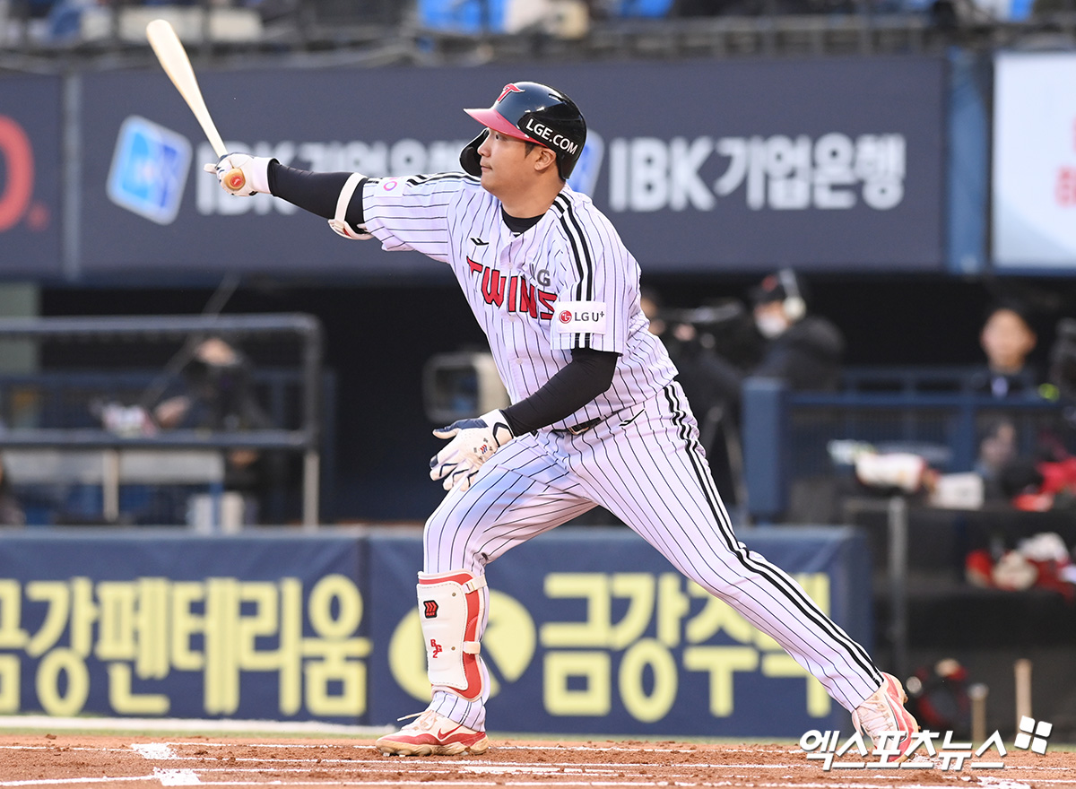 LG 트윈스 내야수 문보경이 15일 서울 잠실야구장에서 열린 삼성 라이온즈와의 홈경기에서 적시타를 치고 있다. 엑스포츠뉴스 잠실, 고아라 기자