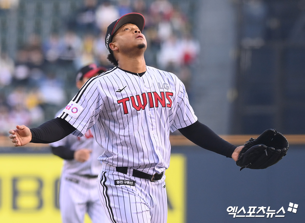 LG 트윈스 선발투수 엘리에이저 에르난데스가 15일 서울 잠실야구장에서 열린 삼성 라이온즈와의 홈경기에 선발 등판해 이닝을 마친 뒤 세리머니하고 있다. 엑스포츠뉴스 잠실, 고아라 기자