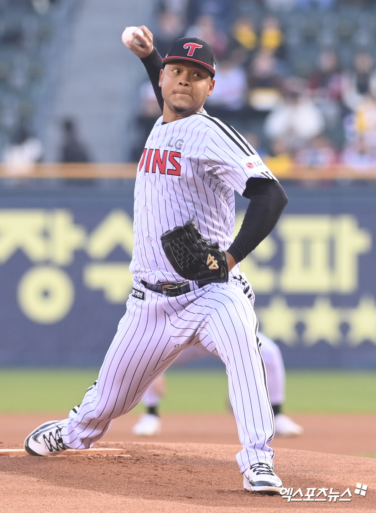 LG 트윈스 선발투수 엘리에이저 에르난데스가 15일 서울 잠실야구장에서 열린 삼성 라이온즈와의 홈경기에 선발 등판해 투구하고 있다. 엑스포츠뉴스 잠실, 고아라 기자