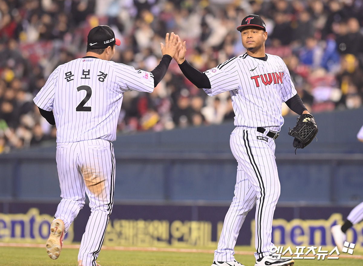 LG 트윈스 선발투수 엘리에이저 에르난데스가 15일 서울 잠실야구장에서 열린 삼성 라이온즈와의 홈경기에 선발 등판해 이닝을 마친 뒤 문보경과 하이파이브하고 있다. 엑스포츠뉴스 잠실, 고아라 기자