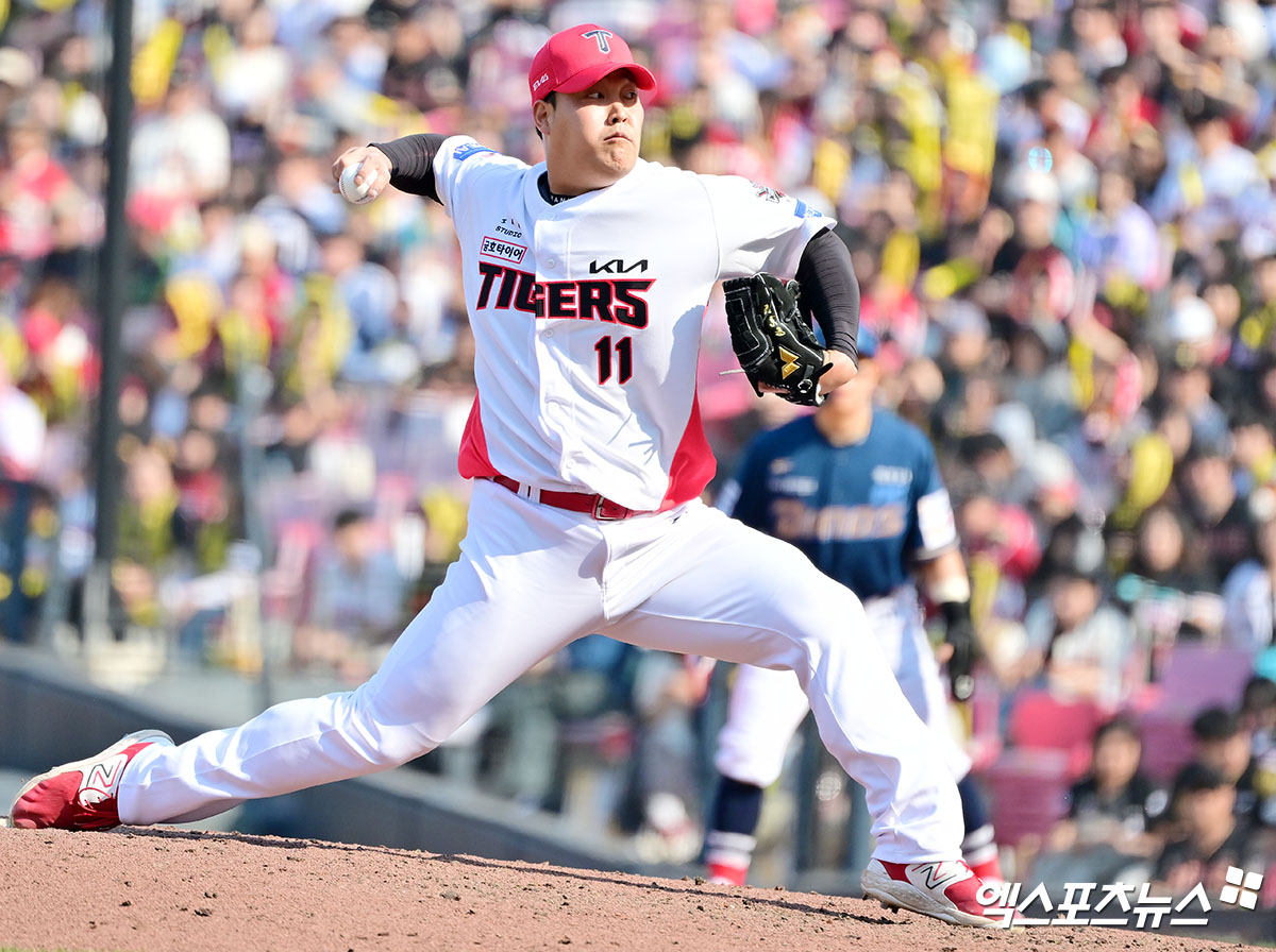 22일 오후 광주기아챔피언스필드에서 열린 '2025 신한 SOL Bank KBO리그' NC 다이노스와 KIA 타이거즈의 개막전 경기, 6회초 1사 1,2루 KIA 조상우가 공을 힘차게 던지고 있다. 엑스포츠뉴스 DB
