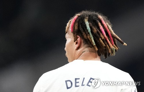 델레 알리가 16일(한국시간) 자신의 인스타그램을 통해 전 토트넘 홋스퍼 동료 해리 케인, 에릭 다이어와 함께 찍은 사진을 공개했다. 사진에서 케인과 다이어는 알리의 코모 유니폼을 들고 사진을 찍었다. 세 사람 모두 오랜만에 만나 밝은 미소로 포즈를 취했다.연합뉴스
