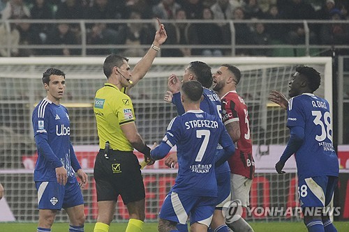델레 알리가 16일(한국시간) 자신의 인스타그램을 통해 전 토트넘 홋스퍼 동료 해리 케인, 에릭 다이어와 함께 찍은 사진을 공개했다. 사진에서 케인과 다이어는 알리의 코모 유니폼을 들고 사진을 찍었다. 세 사람 모두 오랜만에 만나 밝은 미소로 포즈를 취했다.연합뉴스