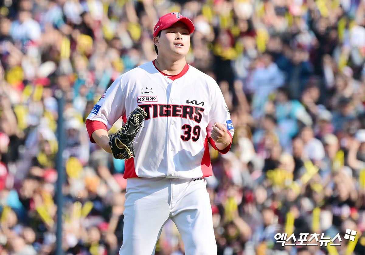 22일 오후 광주기아챔피언스필드에서 열린 '2025 신한 SOL Bank KBO리그' NC 다이노스와 KIA 타이거즈의 개막전 경기, 6회초 수비를 마친 KIA 최지민이 포효하고 있다. 엑스포츠뉴스 DB