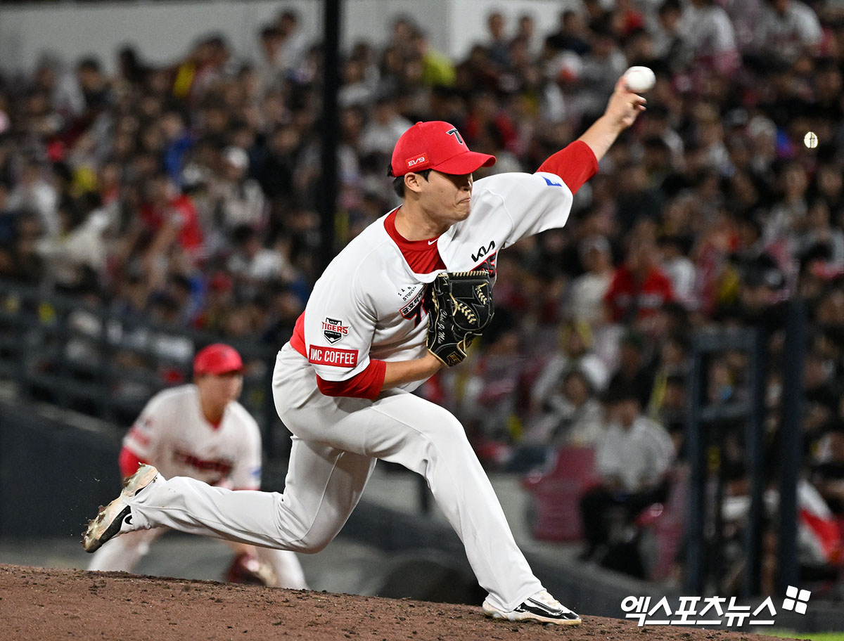 23일 오후 광주기아챔피언스필드에서 열린 '2024 신한 SOL Bank KBO리그' 삼성 라이온즈와 KIA 타이거즈의 경기, 6회초 KIA 최지민이 공을 힘차게 던지고 있다. 엑스포츠뉴스 DB