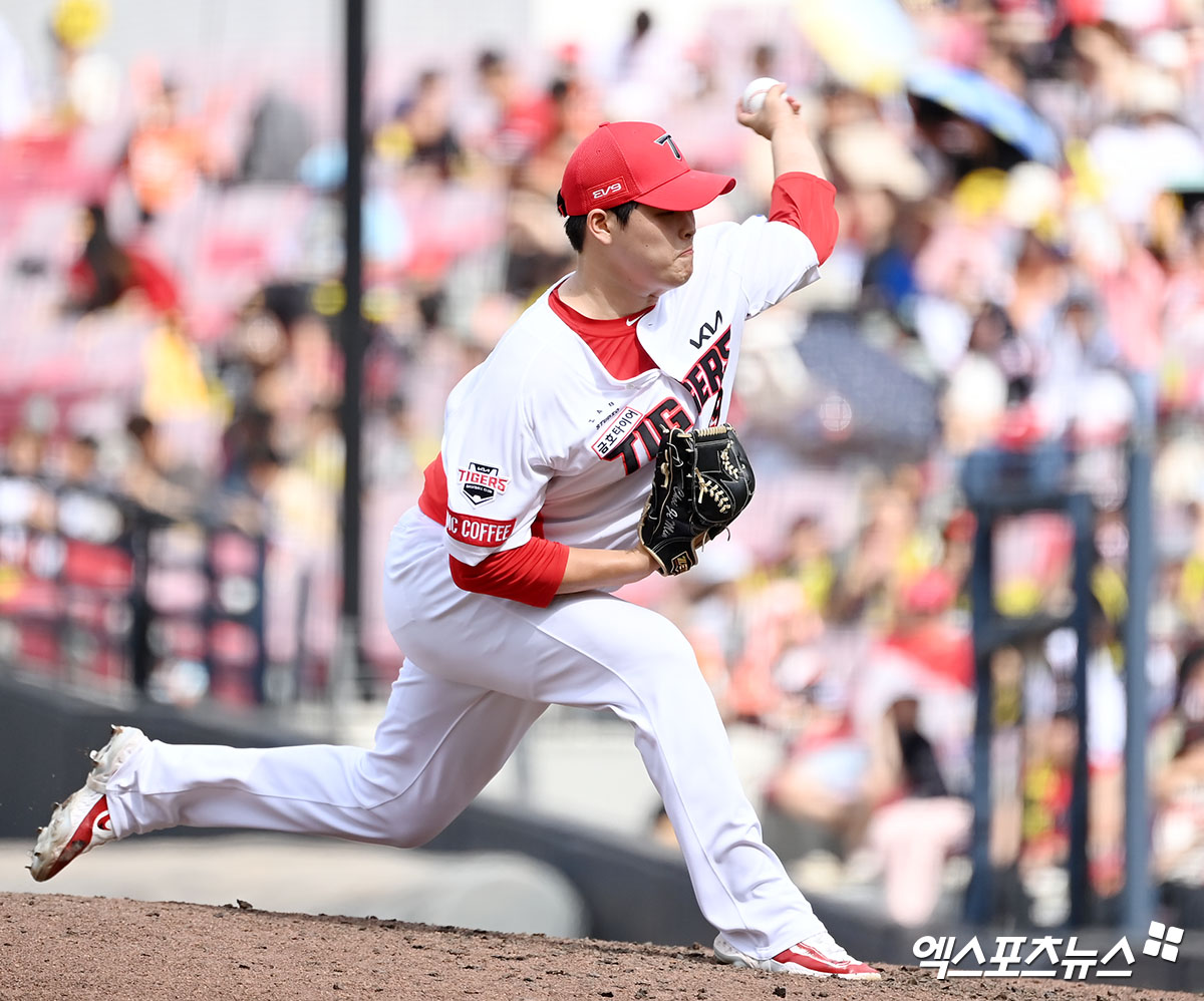 23일 오후 광주기아챔피언스필드에서 열린 '2024 신한 SOL Bank KBO리그' 한화 이글스와 KIA 타이거즈의 더블헤더 1차전 경기, 6회초 KIA 최지민이 공을 힘차게 던지고 있다. 엑스포츠뉴스 DB