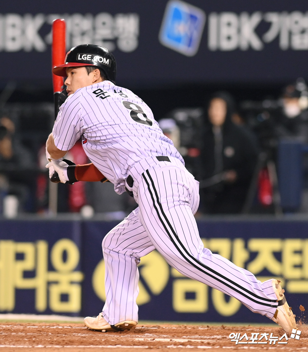 ​LG 트윈스 문성주가 15일 서울 잠실야구장에서 열린 삼성 라이온즈와의 홈경기에서 적시타를 치고 있다. 엑스포츠뉴스 잠실, 고아라 기자