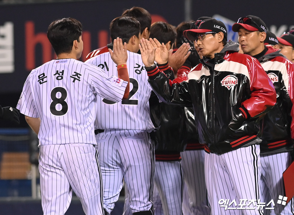 ​LG 트윈스 문성주가 15일 서울 잠실야구장에서 열린 삼성 라이온즈와의 홈경기에서 승리 후 염경엽 감독과 하이파이브하고 있다. 엑스포츠뉴스 잠실, 고아라 기자