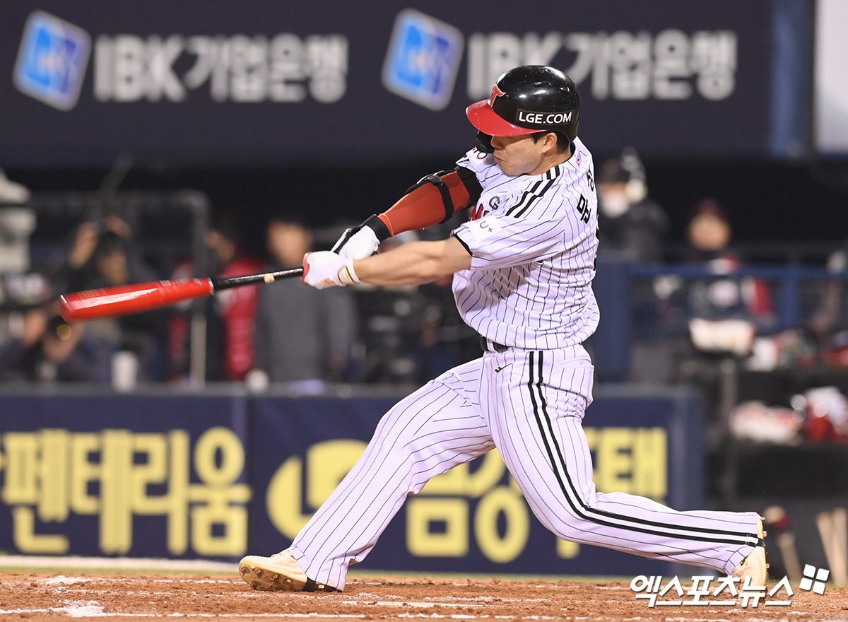 ​LG 트윈스 문성주가 15일 서울 잠실야구장에서 열린 삼성 라이온즈와의 홈경기에서 적시타를 치고 있다. 엑스포츠뉴스 잠실, 고아라 기자