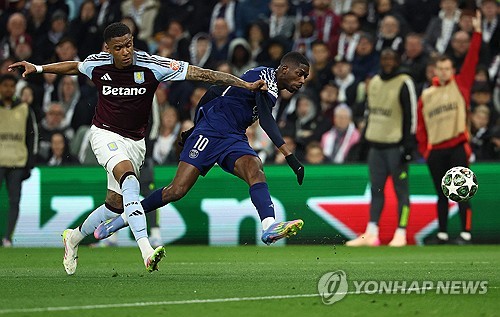 PSG가 16일(한국시간) 영국 버밍엄에 있는 빌라파크에서 열린 애스턴 빌라와의 2024-2025시즌 유럽축구연맹(UEFA) 챔피언스리그 8강 2차전에서 2-3으로 패했다. 하지만 뎀벨레는 스스로 만족하지 않는 듯 상을 받지 않으려 했다. 카메라가 따라서 그를 잡는 상황에 관계자가 POTM 트로피를 주려고 했지만, 뎀벨레는 짜증 난 듯 표정이 구겨지면서 상을 받기를 거부했다. 연합뉴스