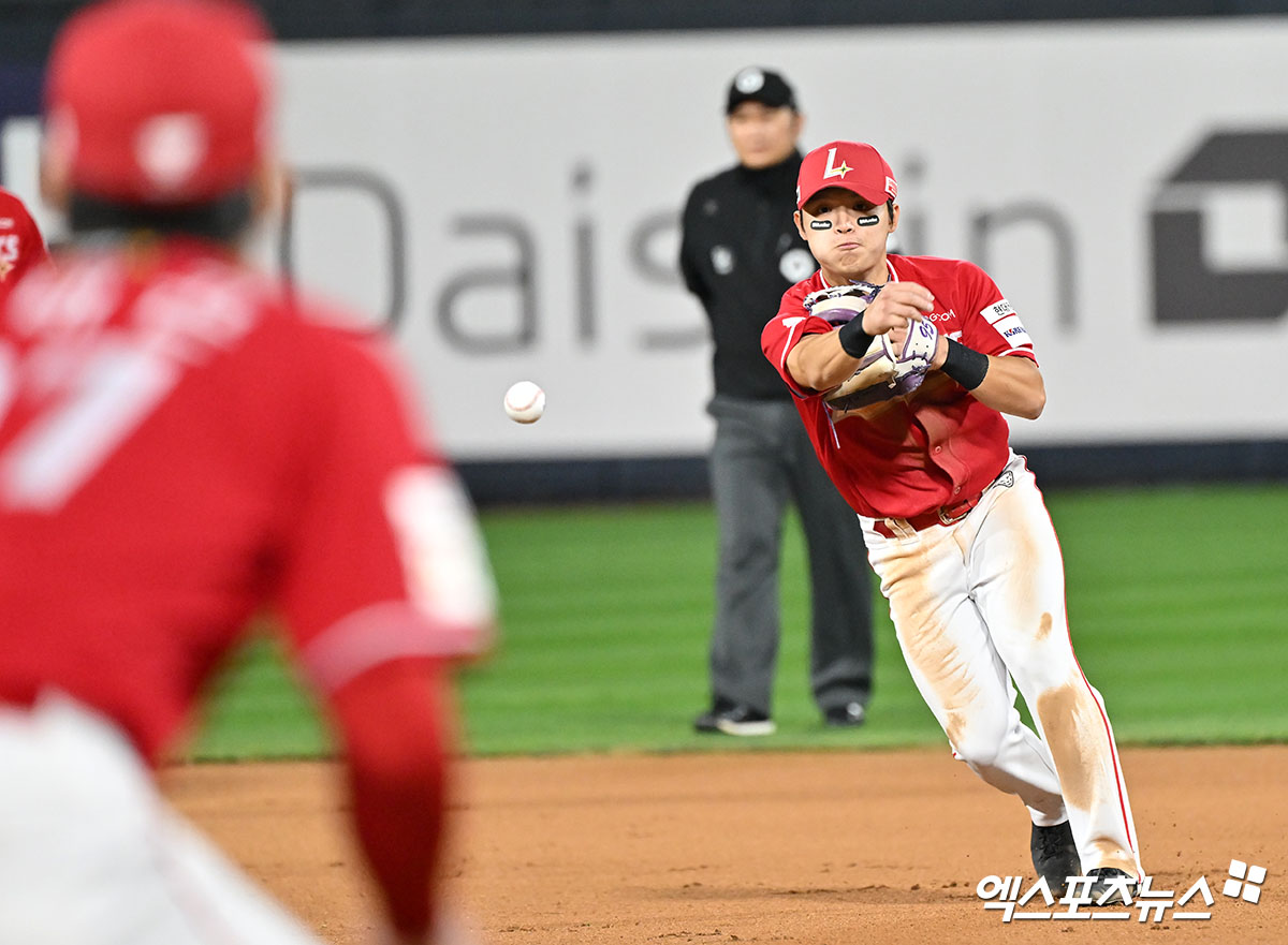 1일 오후 수원KT위즈파크에서 열린 '2024 신한 SOL Bank KBO리그' SSG 랜더스와 KT 위즈의 5위 결정전 경기, 6회말 SSG 정준재가 KT 로하스의 타구를 잡아 1루로 송구하고 있다. 엑스포츠뉴스DB