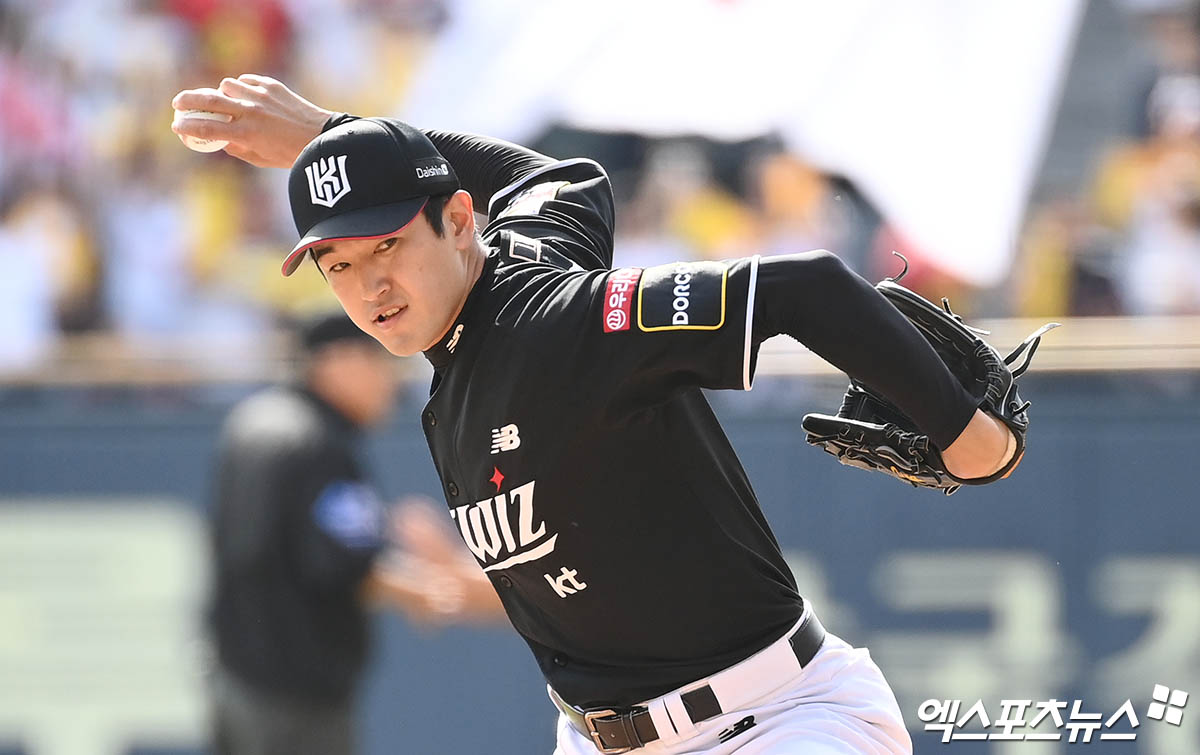 5일 오후 서울 송파구 잠실야구장에서 열린 '2024 신한 SOL Bank KBO 포스트시즌' KT 위즈와 LG 트윈스의 준플레이오프 1차전 경기, 1회말 KT 선발투수 고영표가 역투하고 있다. 엑스포츠뉴스 DB