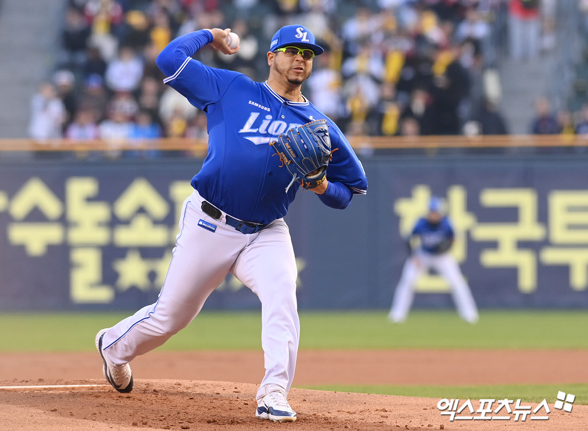 삼성 라이온즈 선발투수 아리엘 후라도가 15일 서울 잠실야구장에서 열린 LG 트윈스와의 원정경기에 선발 등판해 투구하고 있다. 엑스포츠뉴스 DB