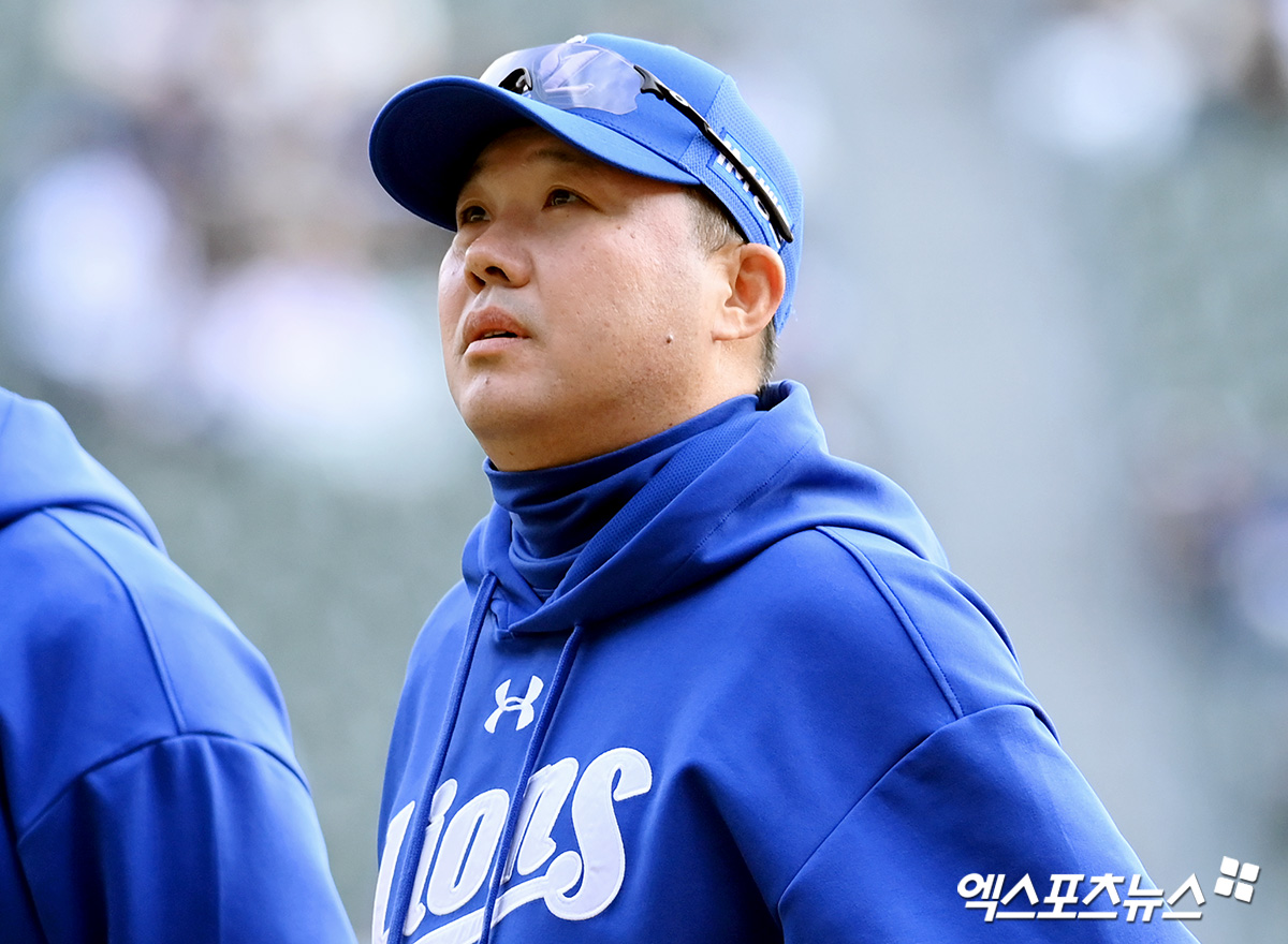 삼성 라이온즈 박진만 감독이 경기에서 패한 뒤 관중석을 바라보고 있다. 엑스포츠뉴스 DB