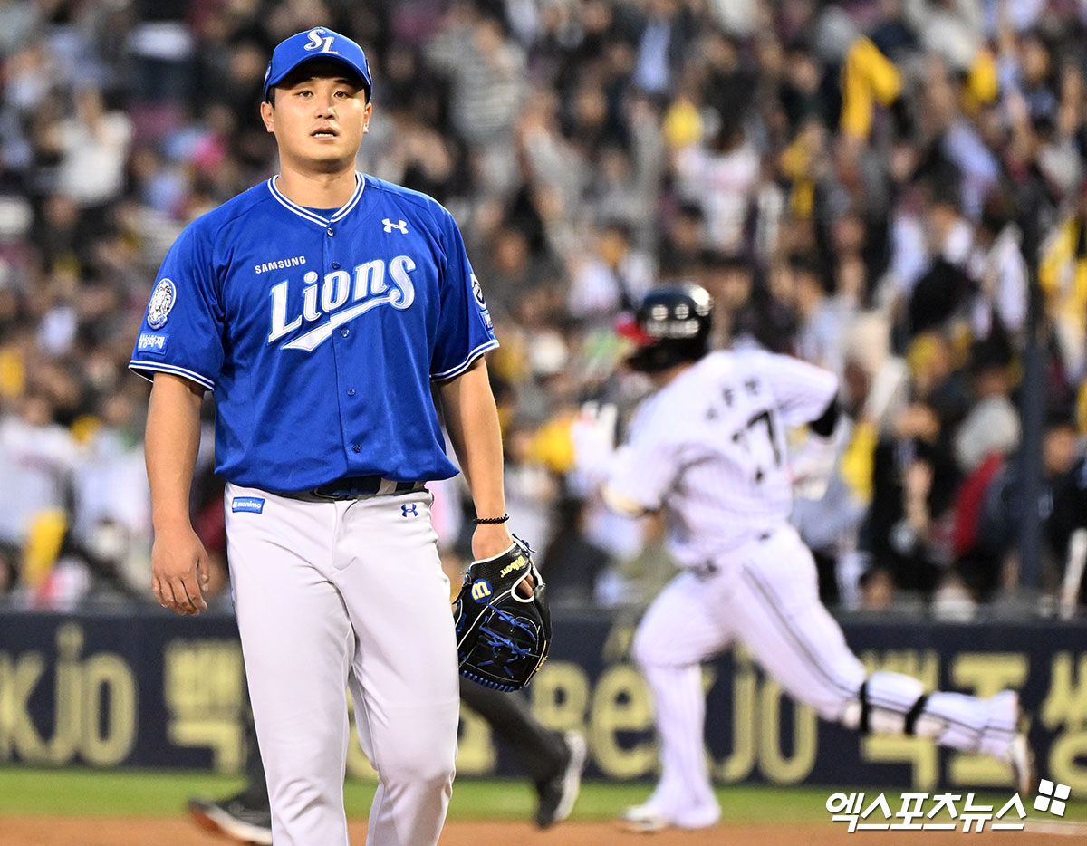 삼성 라이온즈 최원태가 16일 서울 잠실야구장에서 열린 LG 트윈스와의 경기에서 홈런을 맞은 뒤 아쉬워하고 있다. 엑스포츠뉴스 잠실, 김한준 기자