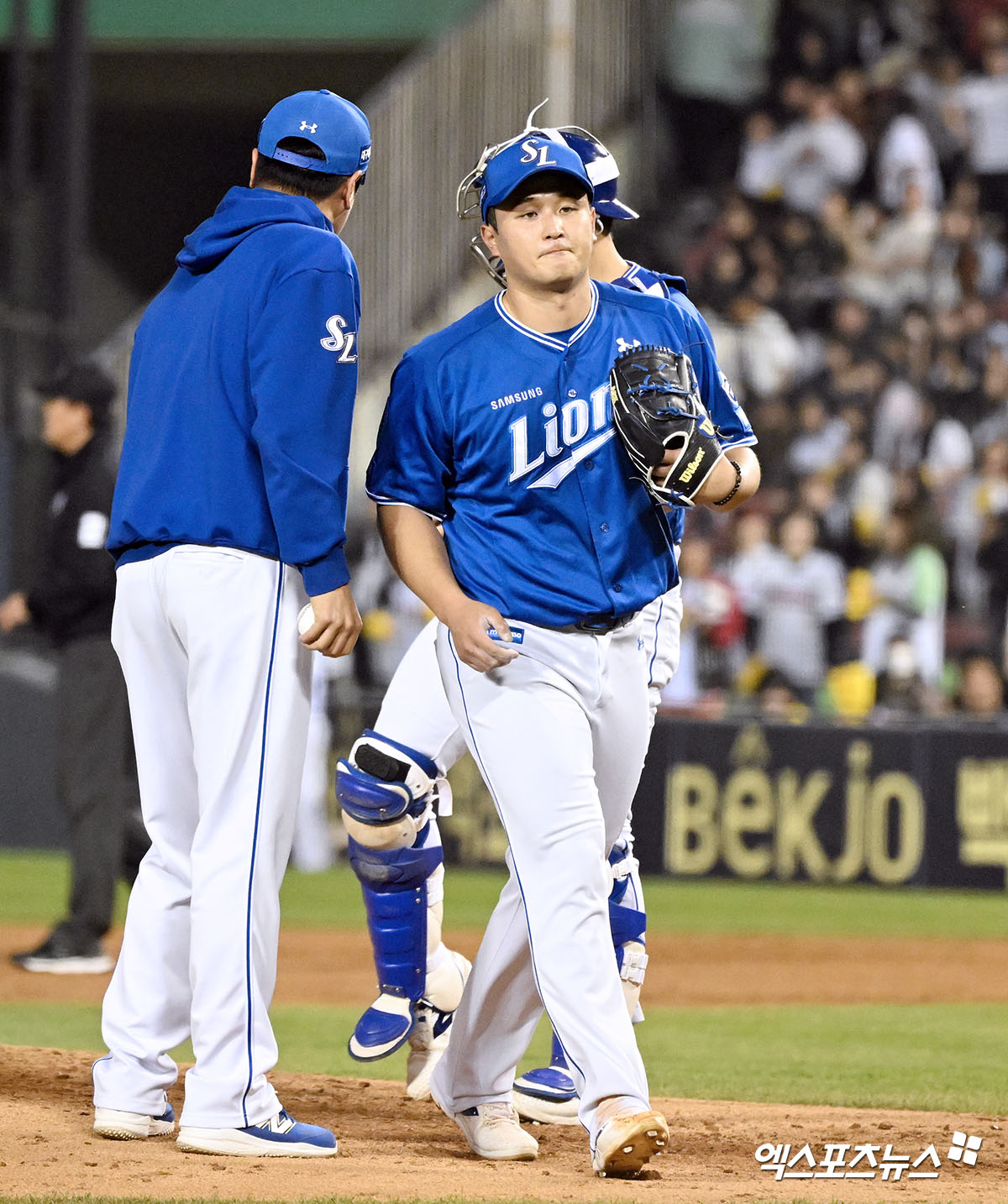 삼성 라이온즈 최원태가 16일 서울 잠실야구장에서 열린 LG 트윈스와의 경기에서 강판당하고 있다. 엑스포츠뉴스 잠실, 김한준 기자