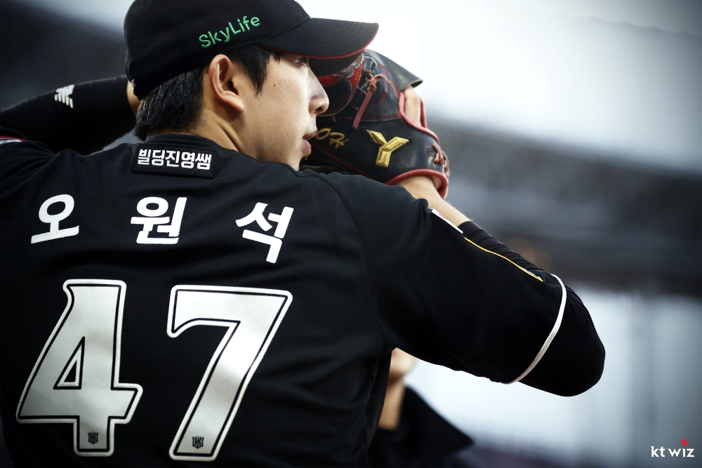 16일 오후 광주-KIA챔피언스필드에서 열린 '2025 신한 SOL Bank KBO리그' KT 위즈와 KIA 타이거즈의 경기, KT가 3:0으로 승리하면서 전날 패배를 설욕했다. 선발 오원석은 6이닝 1피안타 3사사구 6탈삼진 무실점으로 시즌 2승째를 올렸다. KT 위즈