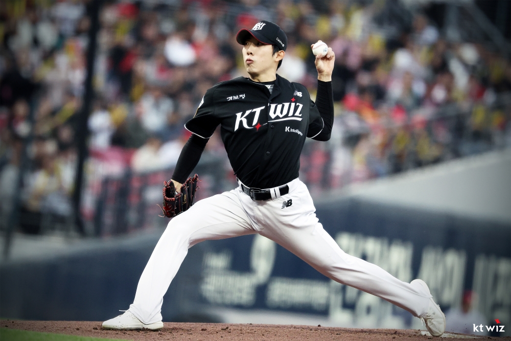 16일 오후 광주-KIA챔피언스필드에서 열린 '2025 신한 SOL Bank KBO리그' KT 위즈와 KIA 타이거즈의 경기, KT가 3:0으로 승리하면서 전날 패배를 설욕했다. 선발 오원석은 6이닝 1피안타 3사사구 6탈삼진 무실점으로 시즌 2승째를 올렸다. KT 위즈