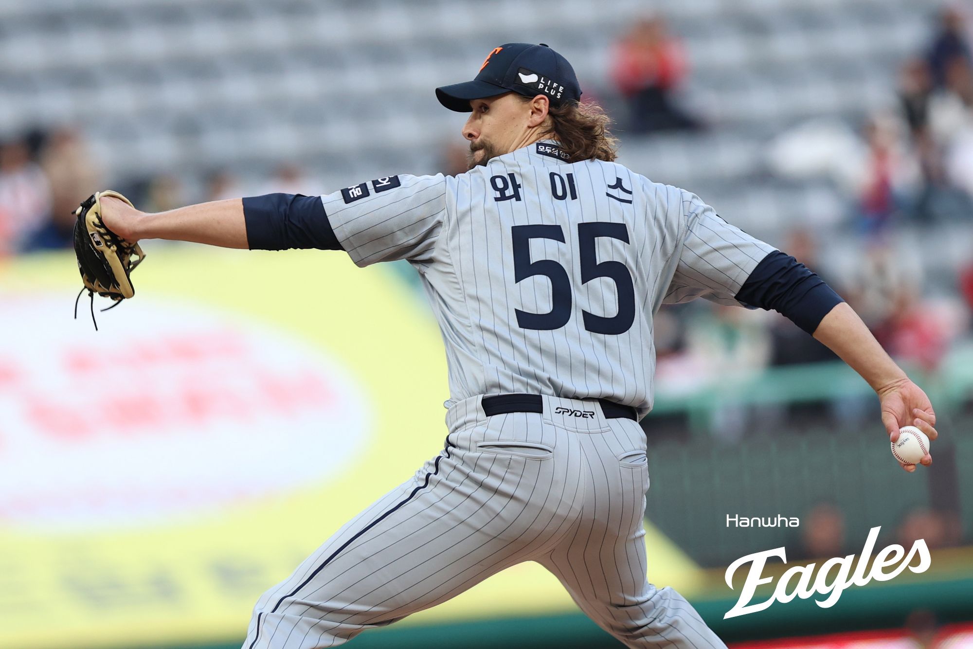 16일 인천SSG랜더스필드에서 열린 2025 신한 SOL Bank KBO리그 한화 이글스와 SSG 랜더스의 경기, 한화가 10-4 승리를 거두고 3연승을 달성했다. 한화 선발 라이언 와이스는 6이닝 2실점으로 시즌 2승을 올렸다. 한화 이글스