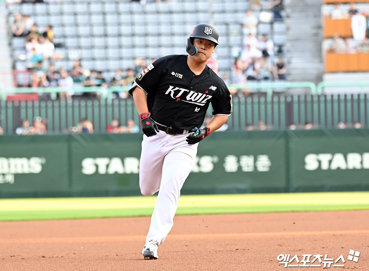 27일 오후 인천SSG랜더스필드에서 열린 '2024 신한 SOL Bank KBO리그' KT 위즈와 SSG 랜더스의 경기, 1회초 무사 1루 KT 강백호가 투런 홈런을 날린 후 그라운드를 돌고 있다. 엑스포츠뉴스 DB