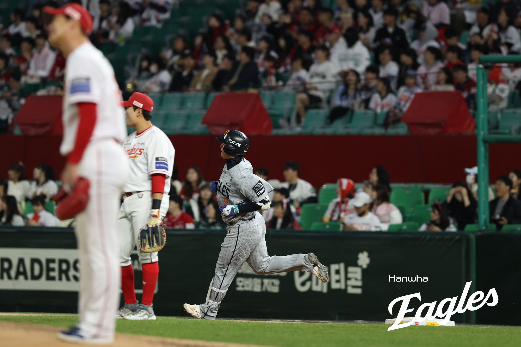 16일 인천SSG랜더스필드에서 열린 2025 신한 SOL Bank KBO리그 한화 이글스와 SSG 랜더스의 경기, 한화가 10-4 승리를 거두고 3연승을 달성했다. 한화 노시환은 멀티 홈런 포함 3안타 5타점 맹활약을 펼치고 팀의 승리를 이끌었다. 한화 이글스