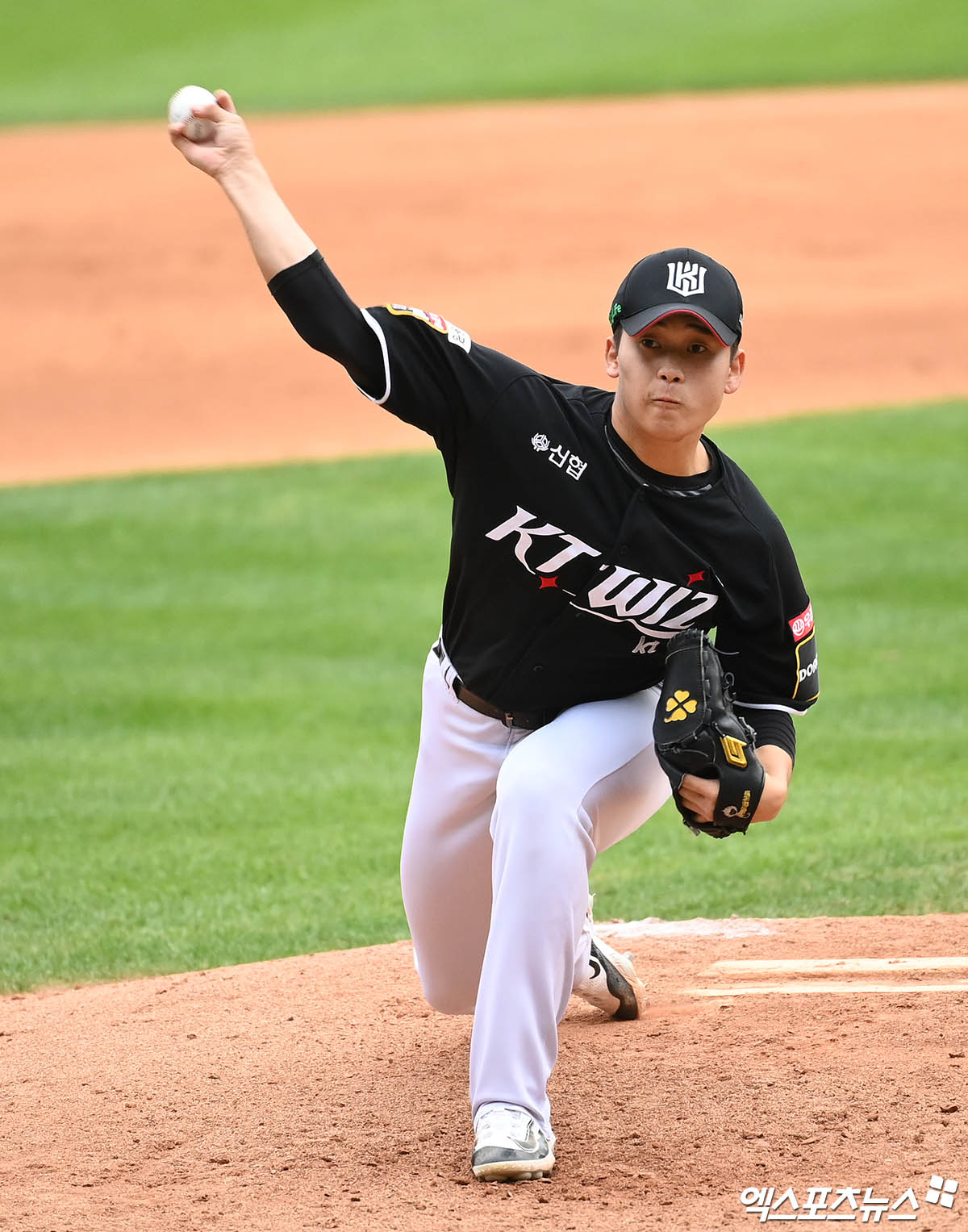 3일 오후 서울 송파구 잠실야구장에서 열린 '2024 신한 SOL Bank KBO 포스트시즌' KT 위즈와 두산 베어스의 와일드카드 결정전 2차전 경기, 9회말 KT 박영현이 역투하고 있다. 엑스포츠뉴스 DB