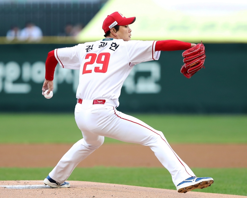 16일 인천SSG랜더스필드에서 열린 2025 신한 SOL Bank KBO리그 한화 이글스와 SSG 랜더스의 경기, SSG는 4-10 패배를 당하면서 3연패에 빠졌다. SSG 선발 김광현은 5이닝 5실점으로 패전의 멍에를 썼다. SSG 랜더스