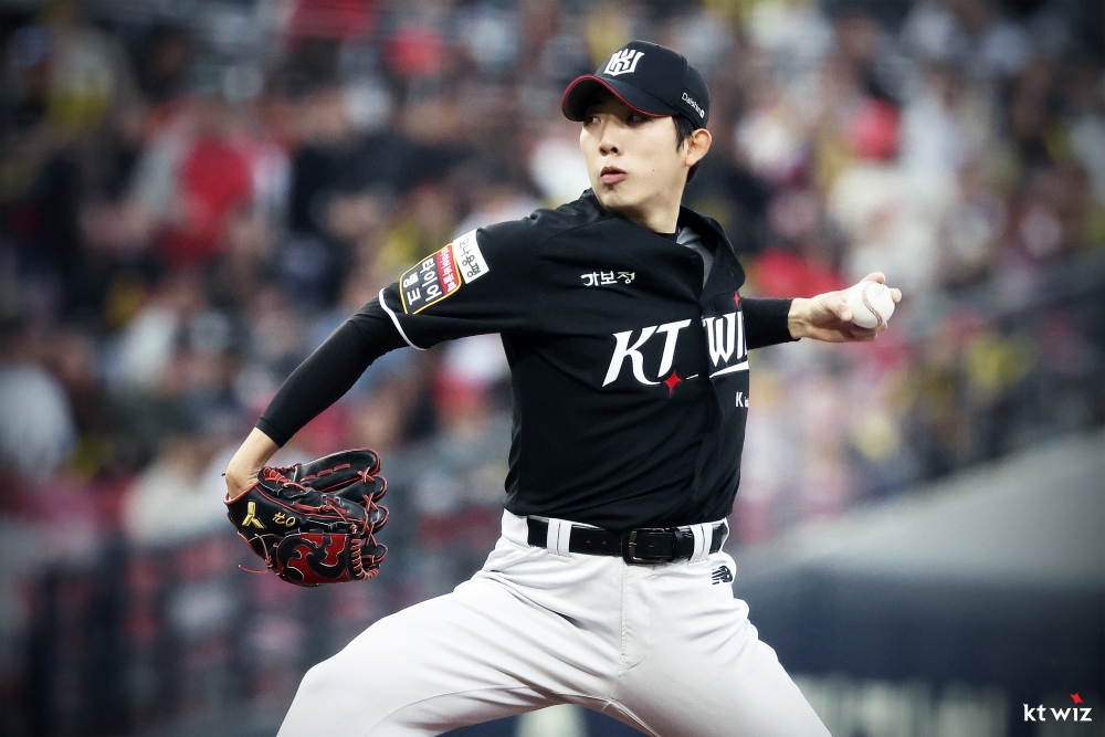 16일 오후 광주-KIA챔피언스필드에서 열린 '2025 신한 SOL Bank KBO리그' KT 위즈와 KIA 타이거즈의 경기, KT가 3:0으로 승리하면서 전날 패배를 설욕했다. 선발 오원석은 6이닝 1피안타 3사사구 6탈삼진 무실점으로 시즌 2승째를 올렸다. KT 위즈