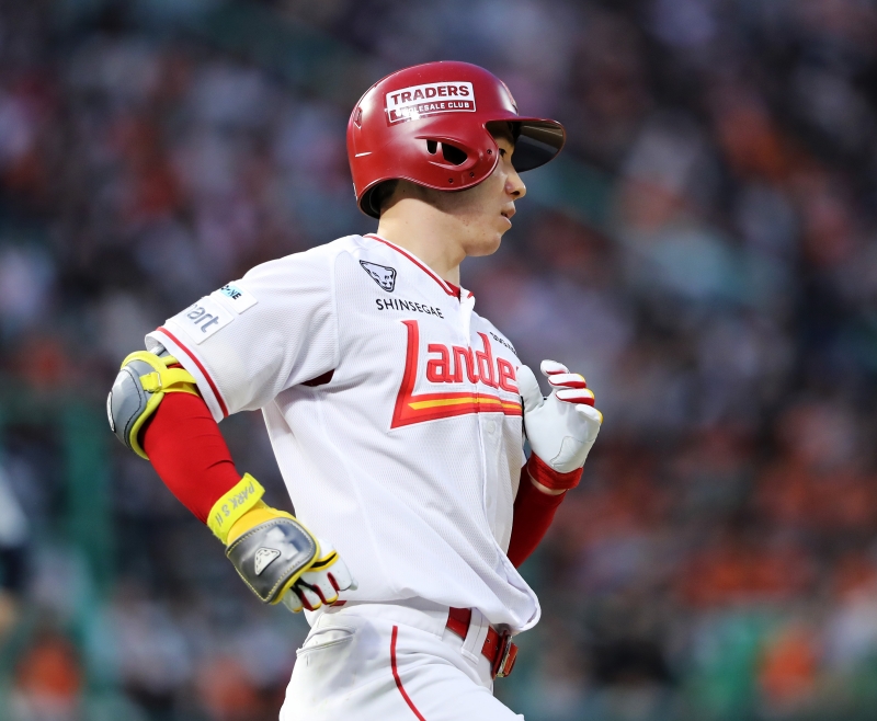 16일 인천SSG랜더스필드에서 열린 2025 신한 SOL Bank KBO리그 한화 이글스와 SSG 랜더스의 경기, SSG는 4-10 패배를 당하면서 3연패에 빠졌다. SSG 박성한이 적시타를 치고 출루하고 있다. SSG 랜더스