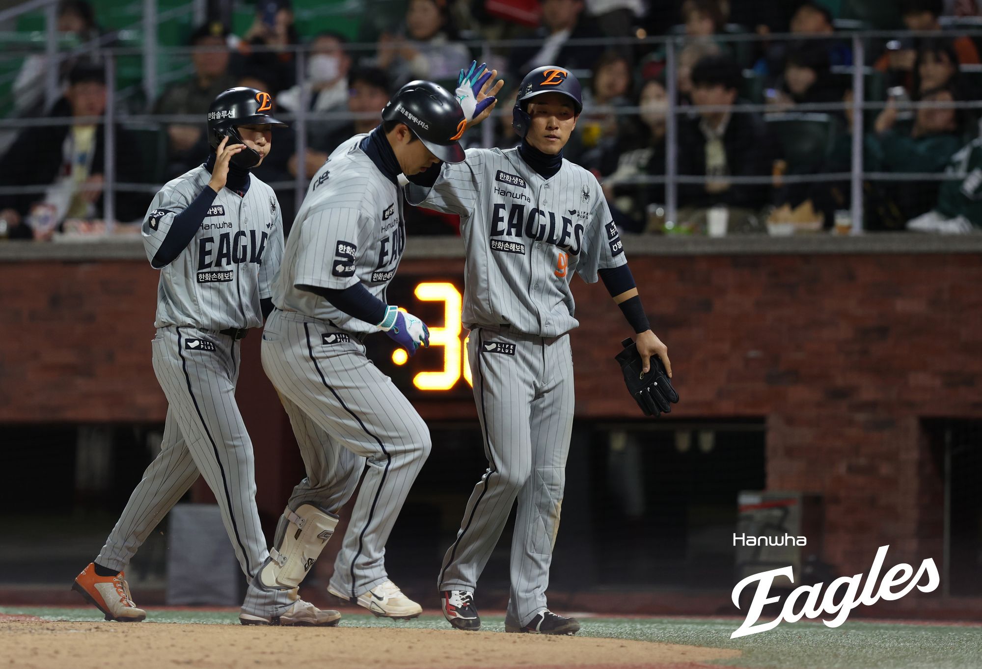 16일 인천SSG랜더스필드에서 열린 2025 신한 SOL Bank KBO리그 한화 이글스와 SSG 랜더스의 경기, 한화가 10-4 승리를 거두고 3연승을 달성했다. 한화 노시환은 멀티 홈런 포함 3안타 5타점 맹활약을 펼치고 팀의 승리를 이끌었다. 한화 이글스