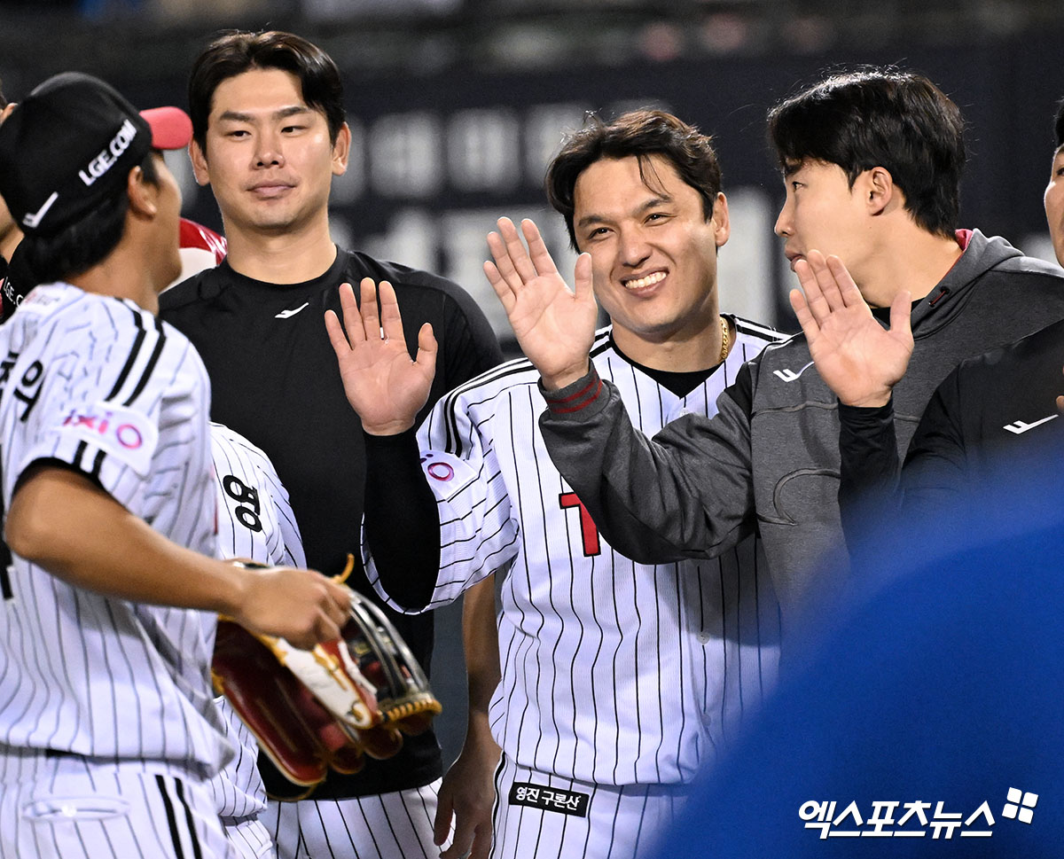 왼쪽부터 LG 트윈스 홍창기, 박동원, 임찬규. 16일 서울 잠실야구장에서 열린 삼성 라이온즈와의 경기에서 승리 후 선수들과 하이파이브하고 있다. 엑스포츠뉴스 잠실, 김한준 기자