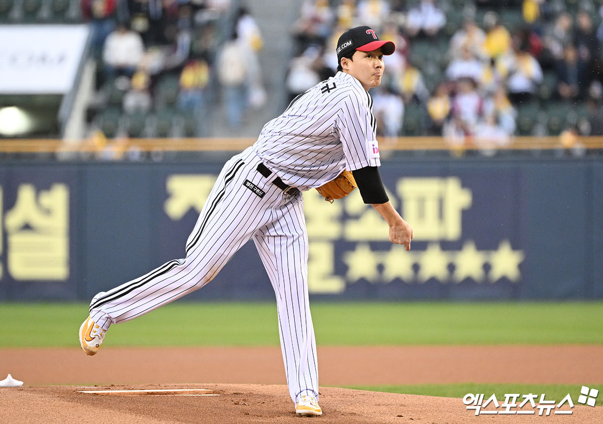 LG 트윈스 임찬규가 16일 서울 잠실야구장에서 열린 삼성 라이온즈와의 경기에 선발 등판해 투구하고 있다. 엑스포츠뉴스 잠실, 김한준 기자