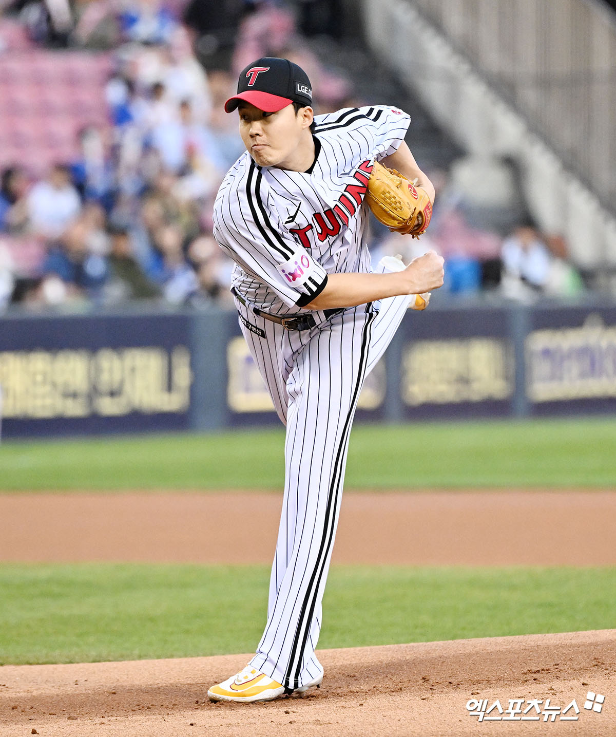 LG 트윈스 임찬규가 16일 서울 잠실야구장에서 열린 삼성 라이온즈와의 경기에 선발 등판해 투구하고 있다. 엑스포츠뉴스 잠실, 김한준 기자