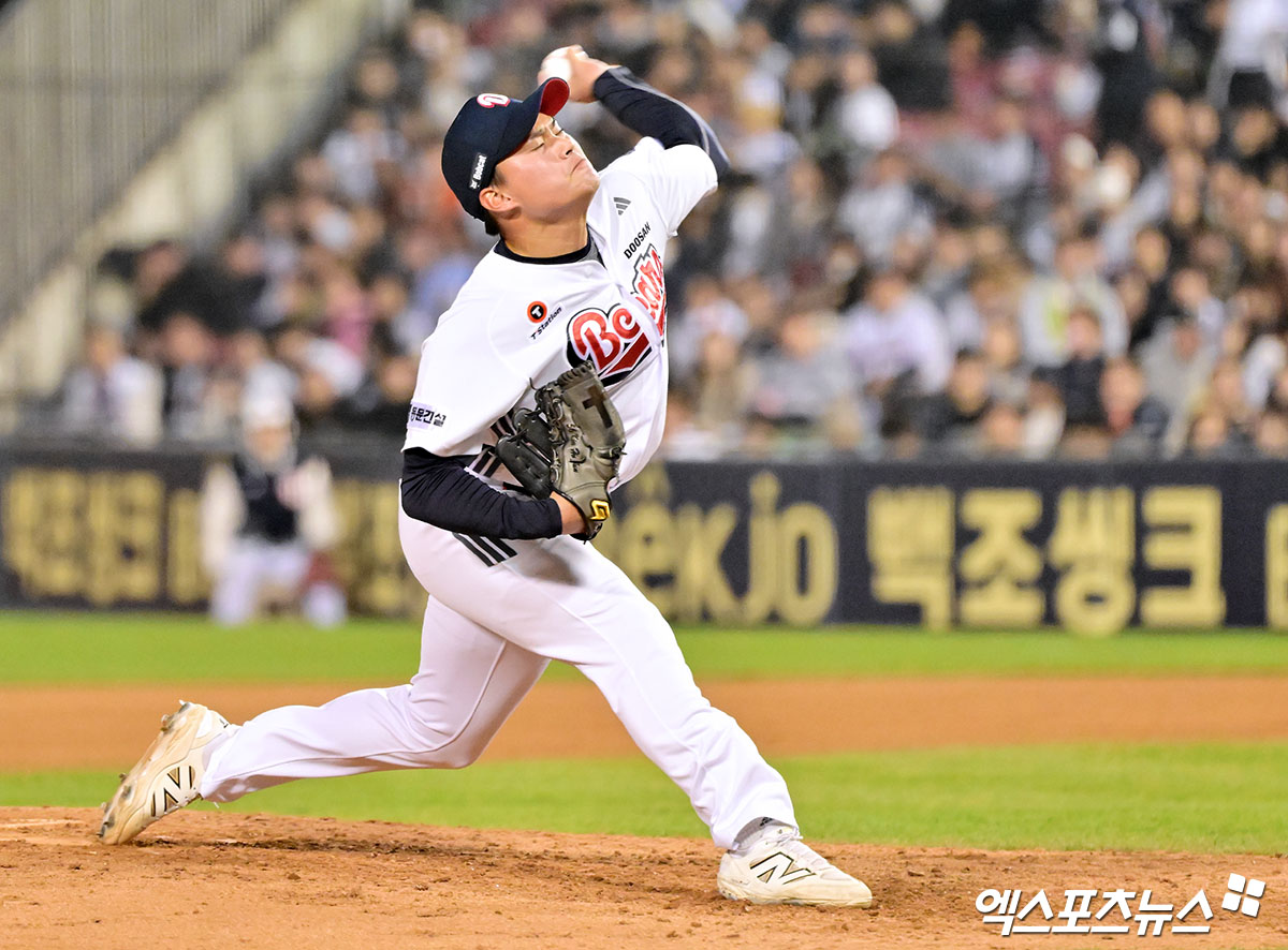 10일 오후 서울 송파구 잠실야구장에서 열린 '2025 신한 SOL Bank KBO리그' 한화 이글스와 두산 베어스의 경기, 7회초 두산 김호준이 공을 힘차게 던지고 있다. 엑스포츠뉴스 DB