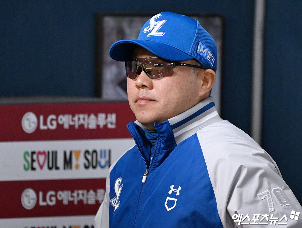 삼성 라이온즈 박진만 감독이 16일 서울 잠실야구장에서 열린 LG 트윈스와의 경기에서 선수들의 플레이를 지켜보고 있다. 엑스포츠뉴스 잠실, 김한준 기자