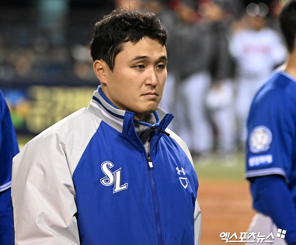 삼성 라이온즈 선발투수 최원태가 16일 서울 잠실야구장에서 열린 LG 트윈스와의 경기에서 패한 뒤 더그아웃으로 들어가고 있다. 엑스포츠뉴스 잠실, 김한준 기자