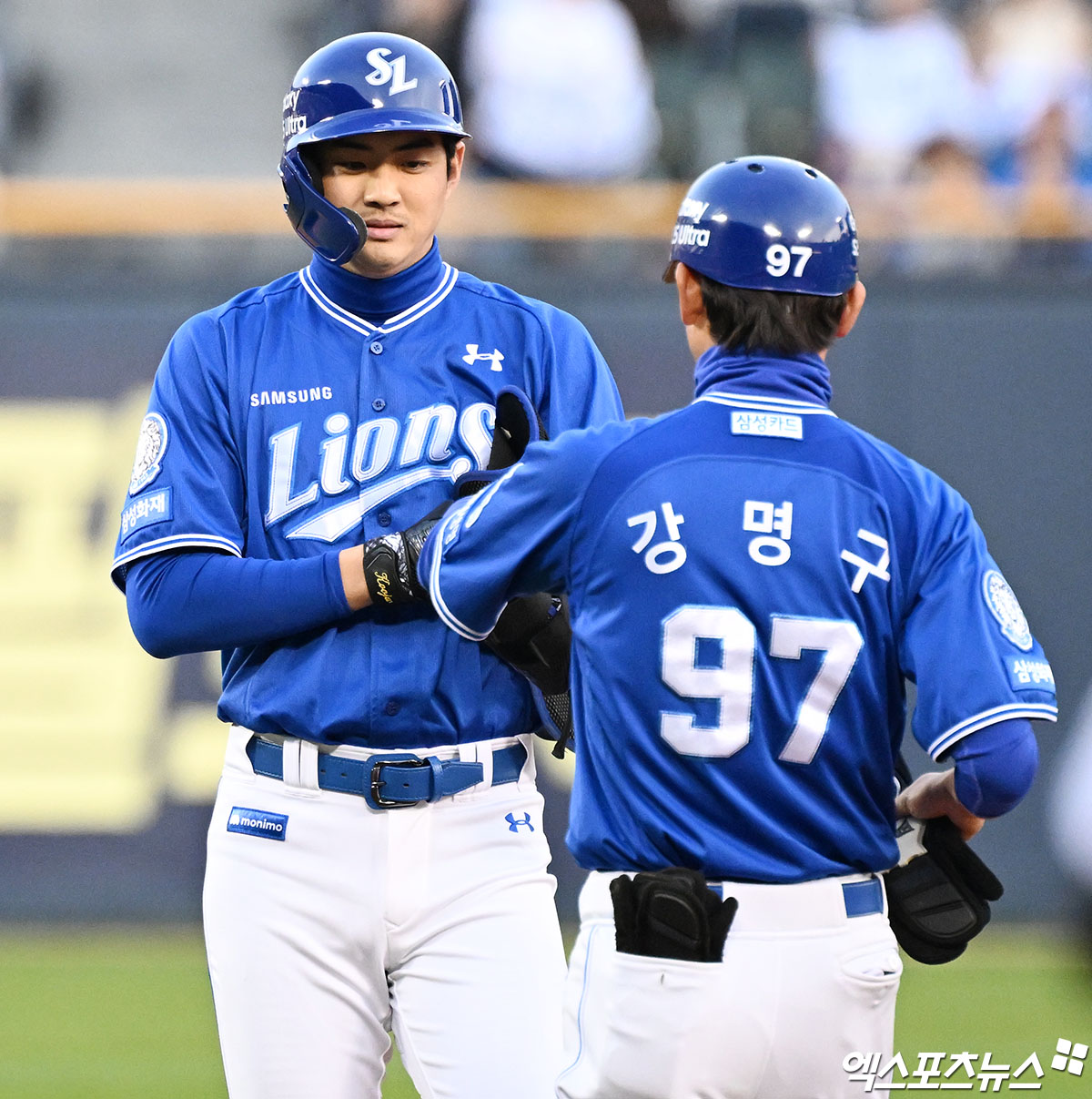 삼성 라이온즈 구자욱이 16일 서울 잠실야구장에서 열린 LG 트윈스와의 경기에서 안타를 친 뒤 1루에서 장비를 정리하고 있다. 엑스포츠뉴스 잠실, 김한준 기자