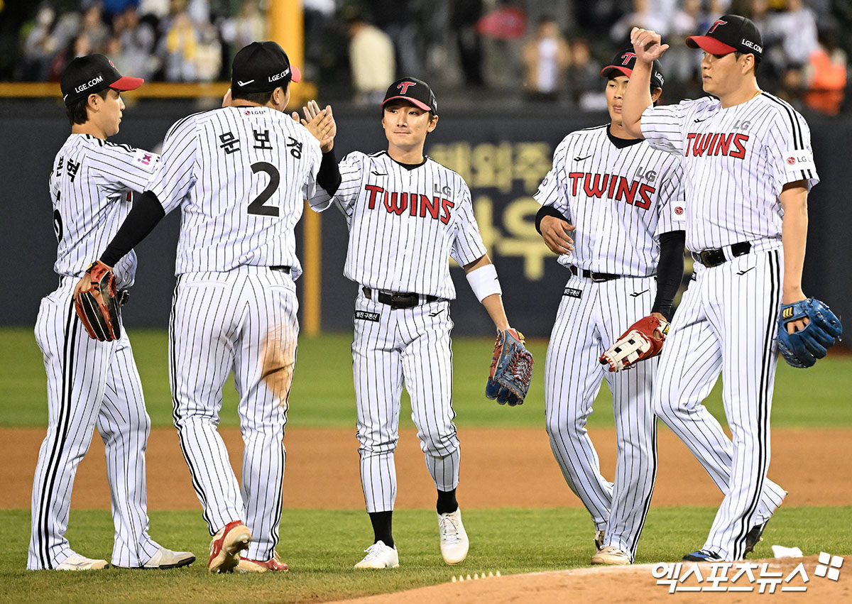 LG 트윈스 선수들이 16일 서울 잠실야구장에서 열린 삼성 라이온즈와의 경기에서 승리한 뒤 세리머니하고 있다. 엑스포츠뉴스 잠실, 김한준 기자