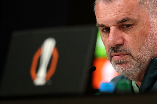 손흥민이 유로파리그 8강 2차전에 결장한다. 토트넘 사령탑인 안지 포스테코글루 감독은 17일 프랑크푸르트에서 열린 기자회견에서 '손흥민은 여기 오지 않았고, 동행하지 않은 유일한 선수'라며 '몇 주간 발 부상에서 낫기 위해 노력했는데 통증이 남아 있다. 손흥민을 제외하곤 모두가 좋다. 수비수 케빈 단소도 좋고 뛸 수 있다'고 했다. 토트넘은 18일 오전 4시 독일 아인트라흐트 프랑크푸르트와 2024-2025 UEFA 유로파리그 8강 2차전을 치른다. 연합뉴스