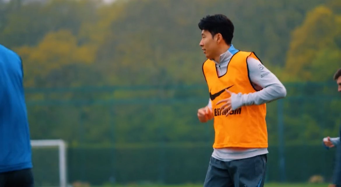 손흥민이 유로파리그 8강 2차전에 결장한다. 토트넘 사령탑인 안지 포스테코글루 감독은 17일 프랑크푸르트에서 열린 기자회견에서 '손흥민은 여기 오지 않았고, 동행하지 않은 유일한 선수'라며 '몇 주간 발 부상에서 낫기 위해 노력했는데 통증이 남아 있다. 손흥민을 제외하곤 모두가 좋다. 수비수 케빈 단소도 좋고 뛸 수 있다'고 했다. 토트넘은 18일 오전 4시 독일 아인트라흐트 프랑크푸르트와 2024-2025 UEFA 유로파리그 8강 2차전을 치른다. 토트넘 홋스퍼