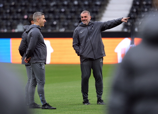 손흥민이 유로파리그 8강 2차전에 결장한다. 토트넘 사령탑인 안지 포스테코글루 감독은 17일 프랑크푸르트에서 열린 기자회견에서 '손흥민은 여기 오지 않았고, 동행하지 않은 유일한 선수'라며 '몇 주간 발 부상에서 낫기 위해 노력했는데 통증이 남아 있다. 손흥민을 제외하곤 모두가 좋다. 수비수 케빈 단소도 좋고 뛸 수 있다'고 했다. 토트넘은 18일 오전 4시 독일 아인트라흐트 프랑크푸르트와 2024-2025 UEFA 유로파리그 8강 2차전을 치른다. 연합뉴스