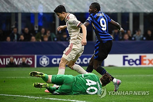 뱅상 콤파니 감독이 이끄는 바이에른 뮌헨이 17일(한국시간) 이탈리아 밀라노에 있는 산시로에서 열린 인터 밀란과의 2024-2025시즌 유럽축구연맹(UEFA) 챔피언스리그 8강 2차전에서 2-2 무승부를 기록했다.   1차전에서 1-2로 패했던 뮌헨은 원정 경기에서 이기지 못하며 합계 스코어 3-4로 인터 밀란에 패해 8강에서 탈락했다. 인터 밀란은 극적으로 4강에 가면서 바르셀로나를 만나게 됐다. 연합뉴스