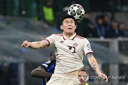 뱅상 콤파니 감독이 이끄는 바이에른 뮌헨이 17일(한국시간) 이탈리아 밀라노에 있는 산시로에서 열린 인터 밀란과의 2024-2025시즌 유럽축구연맹(UEFA) 챔피언스리그 8강 2차전에서 2-2 무승부를 기록했다.   1차전에서 1-2로 패했던 뮌헨은 원정 경기에서 이기지 못하며 합계 스코어 3-4로 인터 밀란에 패해 8강에서 탈락했다. 인터 밀란은 극적으로 4강에 가면서 바르셀로나를 만나게 됐다. 연합뉴스