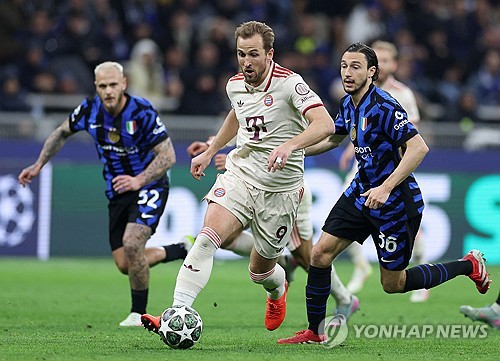 뱅상 콤파니 감독이 이끄는 바이에른 뮌헨이 17일(한국시간) 이탈리아 밀라노에 있는 산시로에서 열린 인터 밀란과의 2024-2025시즌 유럽축구연맹(UEFA) 챔피언스리그 8강 2차전에서 2-2 무승부를 기록했다.   1차전에서 1-2로 패했던 뮌헨은 원정 경기에서 이기지 못하며 합계 스코어 3-4로 인터 밀란에 패해 8강에서 탈락했다. 인터 밀란은 극적으로 4강에 가면서 바르셀로나를 만나게 됐다. 연합뉴스