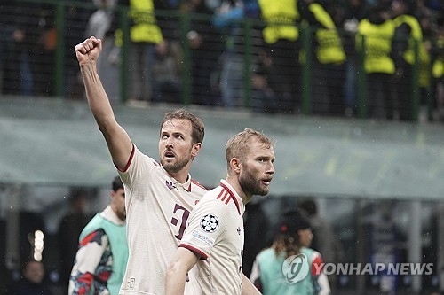 뱅상 콤파니 감독이 이끄는 바이에른 뮌헨이 17일(한국시간) 이탈리아 밀라노에 있는 산시로에서 열린 인터 밀란과의 2024-2025시즌 유럽축구연맹(UEFA) 챔피언스리그 8강 2차전에서 2-2 무승부를 기록했다.   1차전에서 1-2로 패했던 뮌헨은 원정 경기에서 이기지 못하며 합계 스코어 3-4로 인터 밀란에 패해 8강에서 탈락했다. 인터 밀란은 극적으로 4강에 가면서 바르셀로나를 만나게 됐다. 연합뉴스