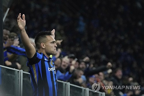 뱅상 콤파니 감독이 이끄는 바이에른 뮌헨이 17일(한국시간) 이탈리아 밀라노에 있는 산시로에서 열린 인터 밀란과의 2024-2025시즌 유럽축구연맹(UEFA) 챔피언스리그 8강 2차전에서 2-2 무승부를 기록했다.   1차전에서 1-2로 패했던 뮌헨은 원정 경기에서 이기지 못하며 합계 스코어 3-4로 인터 밀란에 패해 8강에서 탈락했다. 인터 밀란은 극적으로 4강에 가면서 바르셀로나를 만나게 됐다. 연합뉴스