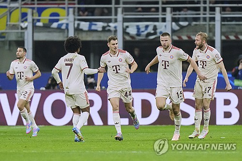 뱅상 콤파니 감독이 이끄는 바이에른 뮌헨이 17일(한국시간) 이탈리아 밀라노에 있는 산시로에서 열린 인터 밀란과의 2024-2025시즌 유럽축구연맹(UEFA) 챔피언스리그 8강 2차전에서 2-2 무승부를 기록했다.   1차전에서 1-2로 패했던 뮌헨은 원정 경기에서 이기지 못하며 합계 스코어 3-4로 인터 밀란에 패해 8강에서 탈락했다. 인터 밀란은 극적으로 4강에 가면서 바르셀로나를 만나게 됐다. 연합뉴스